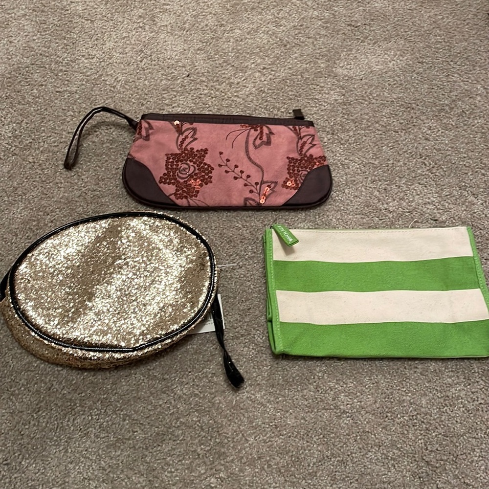 Multiple little bags.